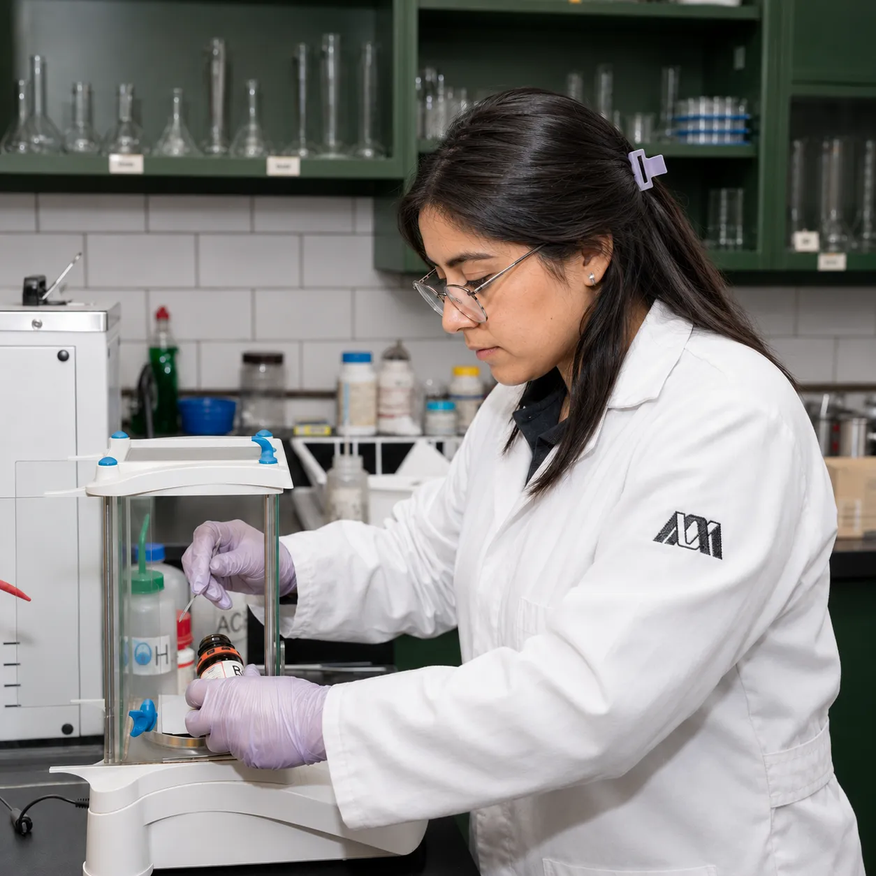 Estudiante de posgrado realizando actividades de investigación en laboratorio